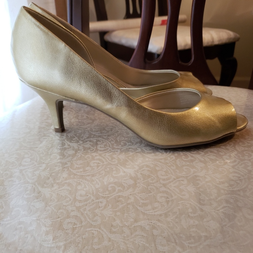 Kasper gold pump shoe